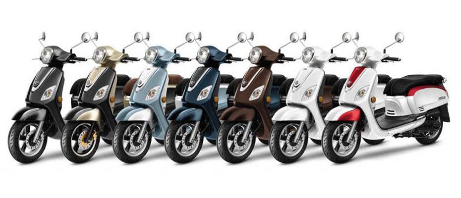 Motorroller in verschiedenen Farbkombinationen